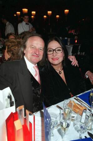 En 2003, Nana Mouskouri épouse André Chapelle. Elle partage la vie du producteur depuis 1970. Elle a 69 ans