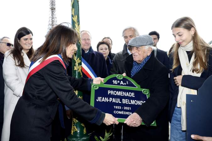 La maire de Paris Anne Hidalgo remet la plaque de la Promenade Jean-Paul Belmondo à Alain Belmondo et Stella Belmondo.