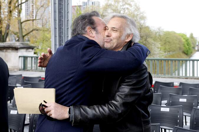 Jean Dujardin a serré Paul Belmondo très fort dans ses bras après son discours.