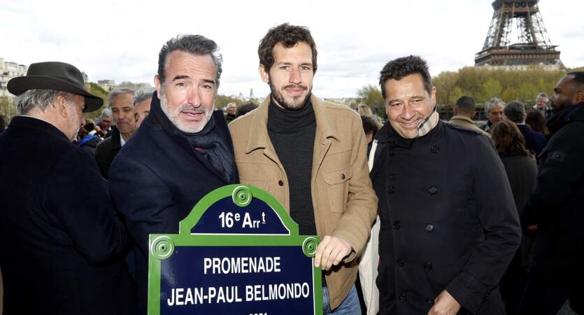Le pont de Bir-Hakeim, à Paris, a été renommé en hommage à l’acteur Jean-Paul Belmondo, décédé en 2021.
Jean Dujardin, Victor Belmondo et Laurent Gerra ont assisté à l'inauguration de la Promenade Jean-Paul Belmondo le 12 avril 2023.