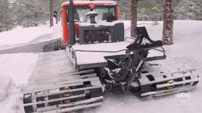 Son neveu de 27 ans tentait de tirer une Ford Raptor hors de la neige avec son chasse-neige. L'acteur a ensuite enchaîné les deux véhicules, mais le chasse-neige, sans frein à main, a commencé à glisser sur la glace. Jeremy Renner a été écrasé par l'engin.