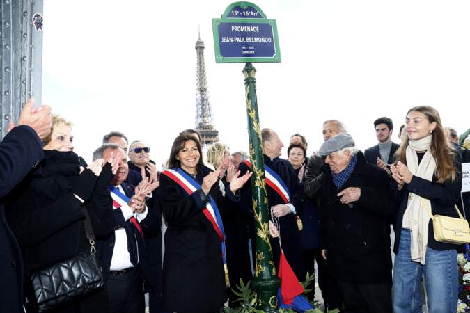Muriel Belmondo, le maire du 16ème arrondissement Francis Szpiner, Luana Belmondo et le maire du 15ème arrondissement Philippe Goujon étaient également présents pour l'inauguration.
