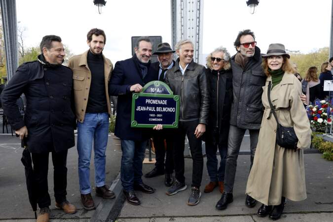 Laurent Gerra, Victor Belmondo, Jean Dujardin, Antoine Duléry, Paul Belmondo, Richard Anconina, Anthony Delon et Cyrielle Clair tiennent la nouvelle plaque du pont de Bir-Hakeim, situé à Paris.