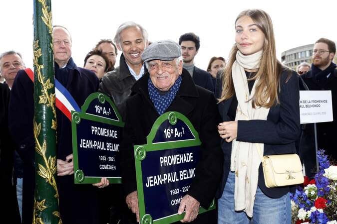 Les différentes générations sont réunies et fières de faire partie de la famille de Jean-Paul Belmondo.