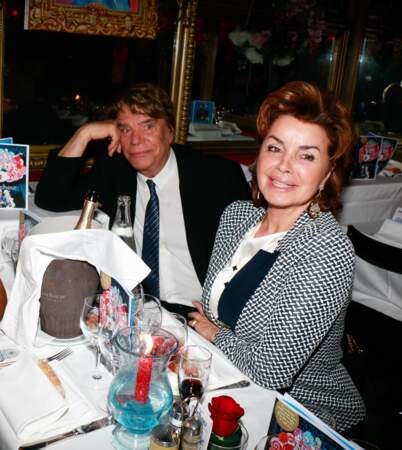 En 1987, Bernard Tapie épouse sa compagne Dominique. 