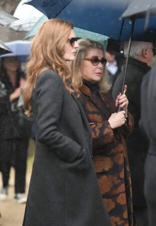 Obsèques d'Hervé Temime au cimetière du Montparnasse, le 14 avril 2023 : Chiara Mastroianni et Catherine Deneuve