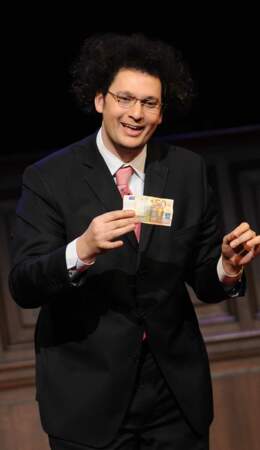 En 2010, Eric Antoine (34 ans) se produit sur la scène du théâtre de Paris à l'occasion de la soirée Enfant Star & Match. 