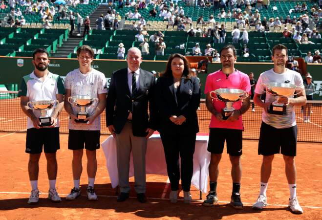 Le prince Albert II de Monaco a également tenu à poser avec les finalistes du double durant le tournoi Rolex Monte Carlo Masters 2023 à Roquebrune-Cap-Martin