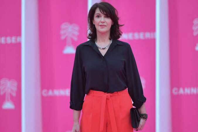 L'actrice Zabou Breitman pose elle aussi sur le tapis rose lors de la 6ème édition du festival de Canneseries