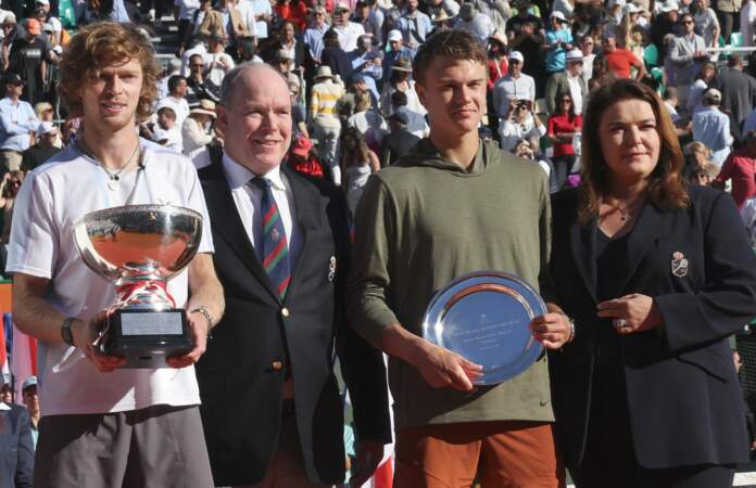 Le prince Albert II pose avec Andrey Rublev, Holger Rune et Mélanie de Massy durant le tournoi Rolex Monte Carlo Masters 2023 à Roquebrune-Cap-Martin