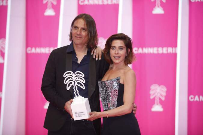 Rafael Cobos et Maria Leon (Meilleure Série Courte) à la soirée de clôture du festival CanneSeries Saison 6 au Palais des Festivals à Cannes.