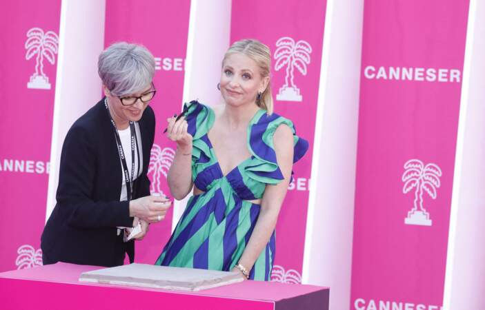 Sarah Michelle Gellar (Buffy contre les vampires) laisse ses empreintes lors du festival Canneseries à Cannes, le 19 avril 2023.