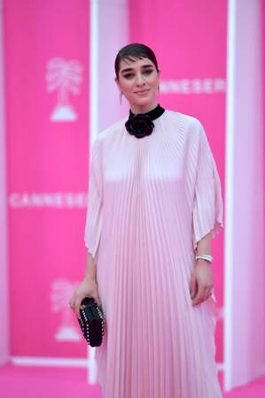 Simona Tabasco prend la pose sur le photocall de la soirée de clôture du Festival Canneseries le 19 avril 2023.