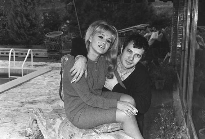 A 31 ans, en 1965, Guy Bedos débute au music-hall avec l'agence Audiffred à Bobino. Puis se lance dans une carrière d'humoriste en formant un duo avec Sophie Daumier.