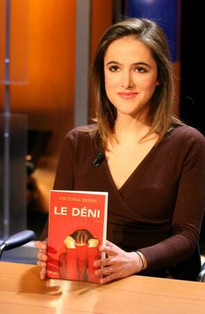 En 2007 à 23 ans, Victoria Bedos publie chez Plon son premier ouvrage, Le Déni, où elle analyse de façon romancée le déni qui engage son corollaire, le mensonge. 
Elle est également scénariste pour Confidences, une série diffusée sur la chaine Canal+ en janvier 2007.