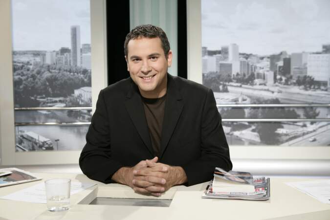 En 2009, il anime Le News Show sur Canal +. Un jeu basé sur l'actualité visible pendant Le grand journal. Il a 36 ans