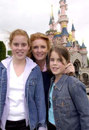 Les deux sœurs accompagnées de leur mère Sarah Ferguson profitent de leur séjour à Disneyland Paris. En 2001, Eugenie a 11 ans et Beatrice en a 13