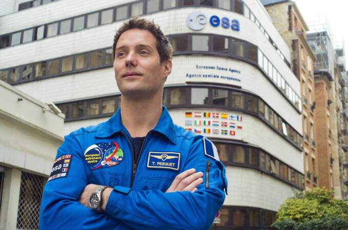 L'astronaute français parle six langues : le français, l'anglais, le russe, l'espagnol, le chinois mandarin et l'allemand. En 2014 sur la photo, il a 36 ans