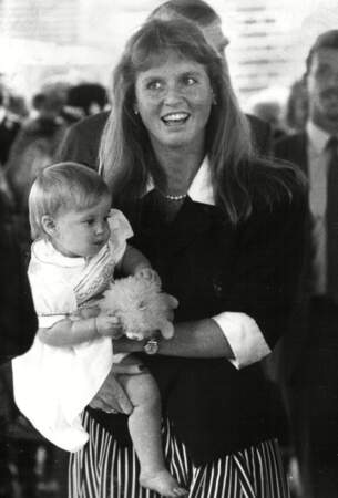 Beatrice d’York née le 8 août 1988 à Londres, elle est la fille aînée du prince Andrew, duc d'York et de son épouse Sarah Ferguson, duchesse d'York. En 1989 sur la photo, elle a 1 an