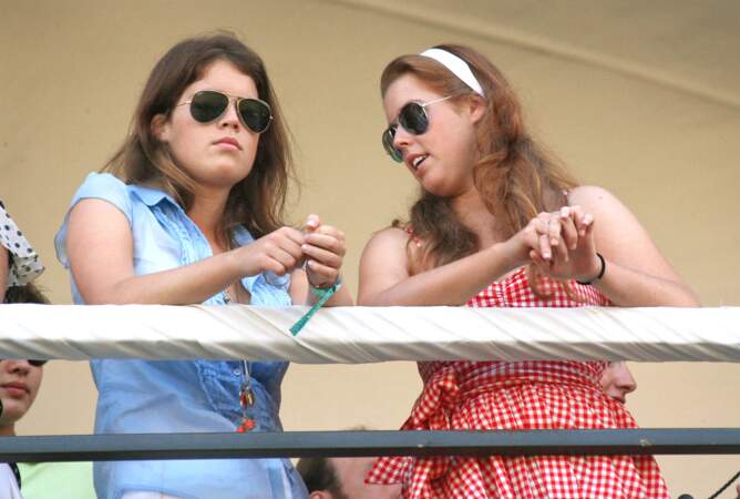 Beatrice et Eugenie d'York lors du Polo Gold Cup championship à Cadix en Espagne. En 2006, Eugenie a 16 ans et Beatrice 18