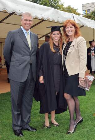 En 2011, la princesse Beatrice d'York obtient son diplôme au lycée Goldsmiths de Londres. Elle a 23 ans