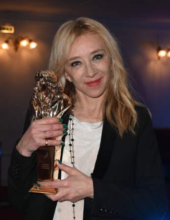 Sylvie Testud remporte le Molière de la catégorie seule en scène pour Tout le monde savait lors de la 34ème cérémonie des Molières au théâtre de Paris