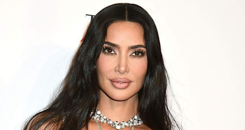 Le 26 avril 2023, de nombreuses stars ont foulé le tapis rouge du gala Time 100. 
Chaque année, le magazine Time organise un événement prestigieux afin de mettre en avant les 100 personnalités les plus influentes de l'année.
La femme d'affaire et star de la télévision américaine
Kim Kardashian était présente à ce gala.