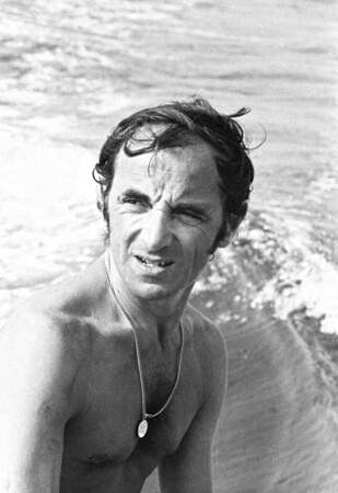 En 1970, il dévoile le livre Aznavour par Aznavour racontant son parcours. Il a 46 ans