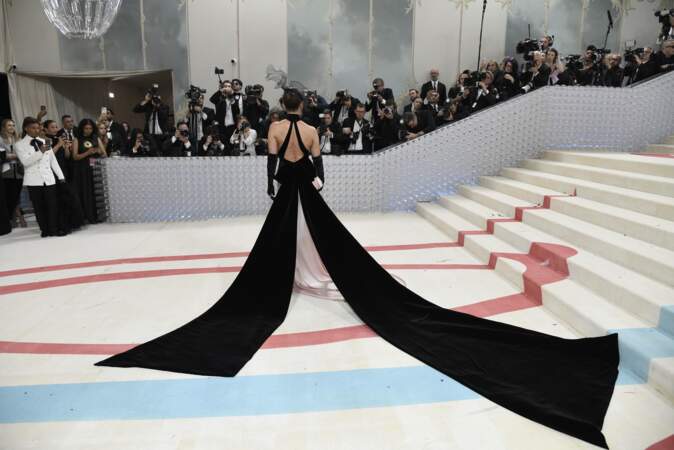 Jennifer Lopez de dos sur le tapis rouge au Met Gala 2023 organisé le lundi 1er mai 2023 au sein du Metropolitan Museum of Arts de New York. 