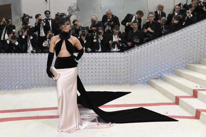 Jennifer Lopez de face sur le tapis rouge au Met Gala 2023 organisé le lundi 1er mai 2023 au sein du Metropolitan Museum of Arts de New York. 