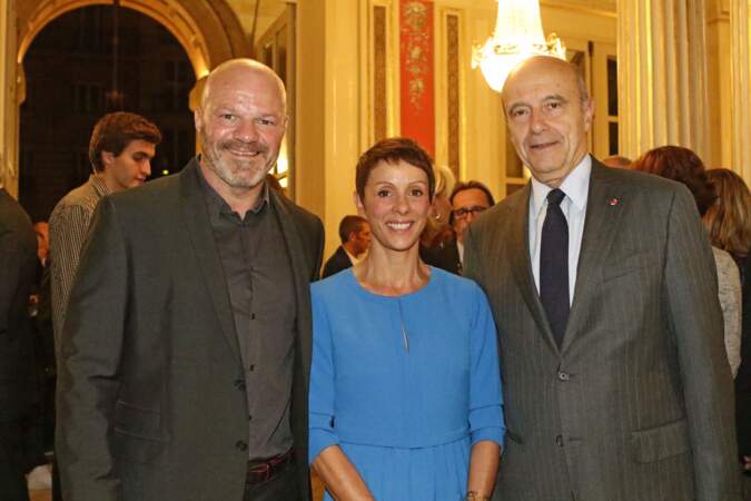 L'année suivante, Philippe Etchebest et sa femme retrouvent Alain Juppé, maire de Bordeaux, lors de l'inauguration de leur nouveau restaurant intitulé le 4 ème Mur, à Bordeaux. Le chef a 49 ans.