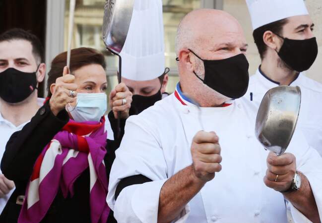 Dominique Etchebest se joint à son mari Philippe Etchebest pour manifester contre les mesures de restrictions liées au coronavirus (COVID-19) devant leur restaurant à Bordeaux.