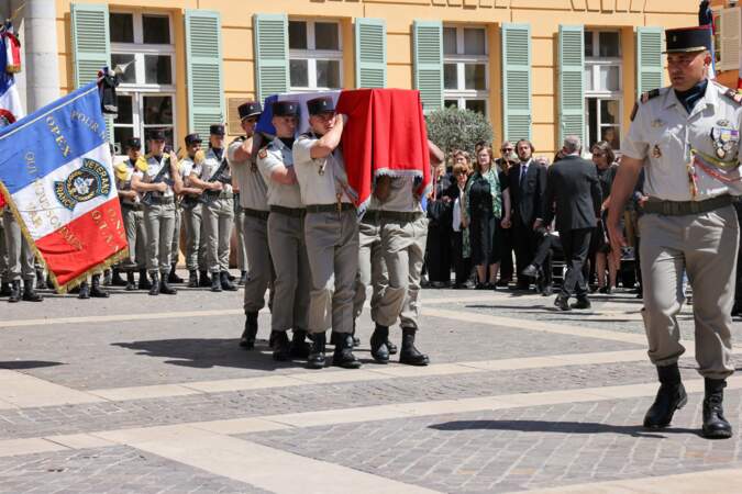 Les funérailles de François Léotard de son déroulées ce mercredi 3 mai dans la cathédrale Notre-Dame et Saint-Léonce, à Fréjus, où avait pris place sa famille