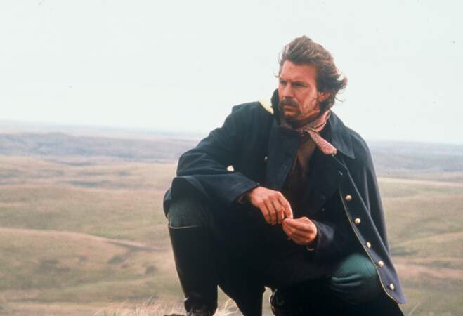 En 1990, Kevin Costner (35 ans) devient une véritable star avec le film Danse avec les loups, réalisé, interprété et produit par l’acteur via la société de production qu’il a fondée avec son frère. Le western remporte sept Oscars dont celui du meilleur film et du meilleur réalisateur.