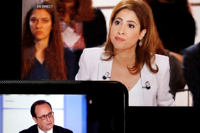 La journaliste et présentatrice TV Léa Salamé interviewe pour la première fois le président de la République française François Hollande, lors d'une grande émission politique, Dialogues citoyens, Le Débat, en 2016. Léa Salamé a alors 37 ans.