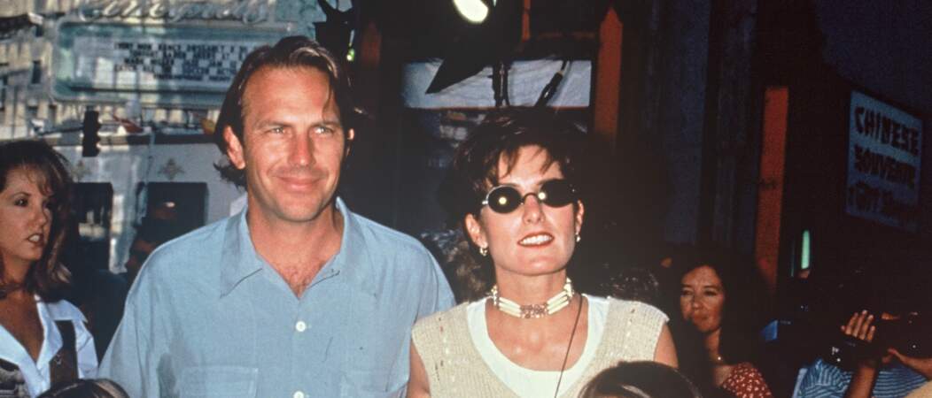 Kevin Costner divorcera de Cindy (mère de ses trois premiers enfants) en 1994. Il a alors 39 ans.