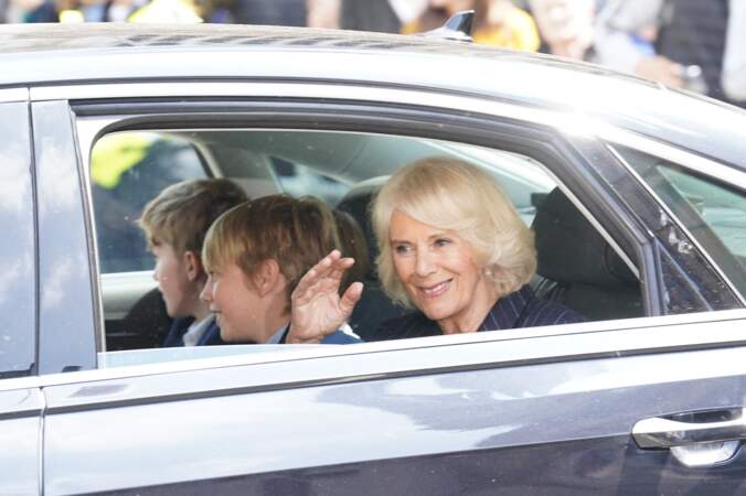 Tout le monde est mobilisé pour que l’opération Golden Orbe soit une réussite, même le prince Louis, la princesse Charlotte et le prince Louis. Dans la voiture, Camilla Parker Bowles est assise avec ses deux petits-fils.