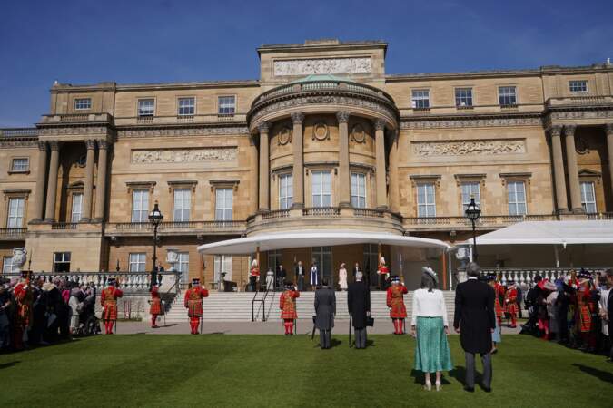 Une fois les salutations faites, le roi Charles III et la reine consort ont ouvert les portes des jardins de Buckingham Palace à leurs invités.