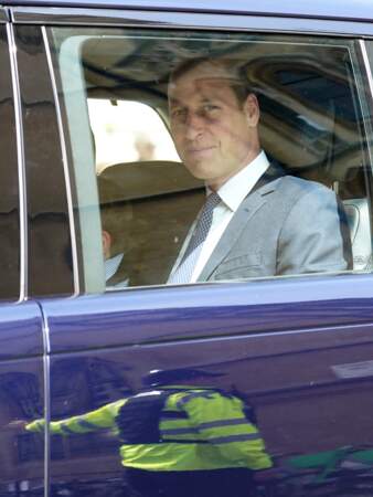 Le prince de Galles, en costume bleu, a adressé un sourire un peu nerveux aux photographes. 