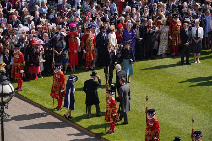 De nombreux Britanniques s'étaient rassemblés devant la résidence royale.