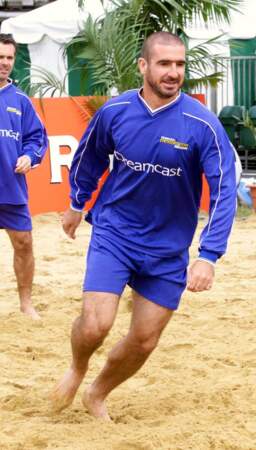 En 2000, Eric Cantona joue un tournoi de beach soccer. Il a alors 34 ans.