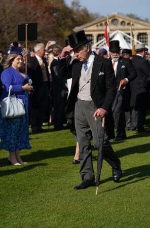 Les membres de la famille royale descendent sur la pelouse, chacun de leur côté.
