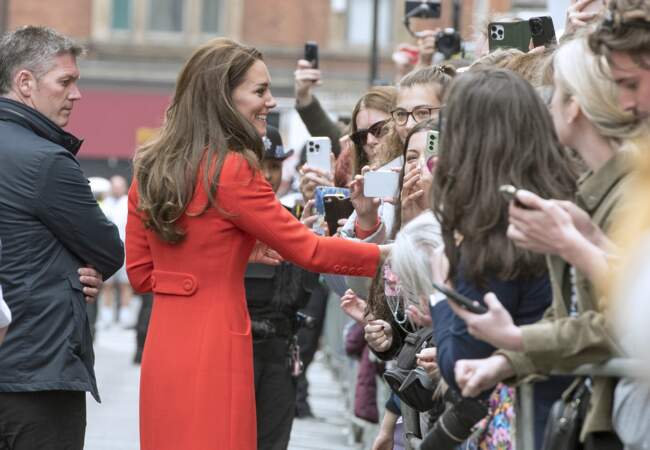 La princesse de Galles est apparue avec un long manteau rouge. 