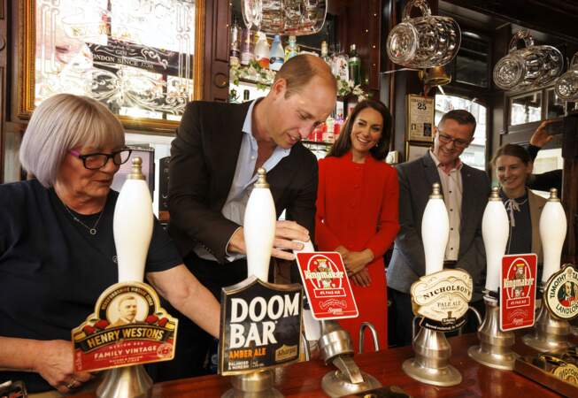 Le prince de Galles est passé derrière le comptoir pour tirer sa propre pinte de bière.
