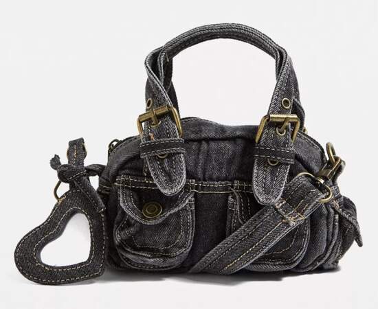 Mini sac en jean noir BG, 32 euros sur Urban Outfitters