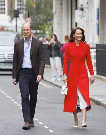 Le prince William et Kate Middleton ont ensuite fait une arrivée très remarquée dans la rue où se trouve le pub "Dog and Duck".
