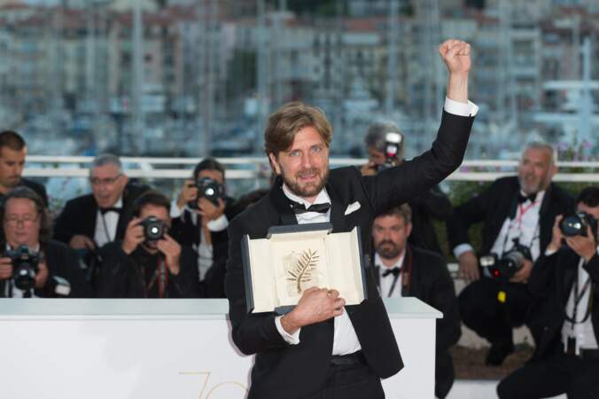 Ruben Östlund est le président du jury de l'édition 2023. Le réalisateur a reçu la Palme d'or lors du 70e Festival de Cannes pour le film The Square et la Palme d'or 2022 pour Sans filtre.
Découvrons quelles célébrités composent le jury de ce 76e Festival de Cannes.