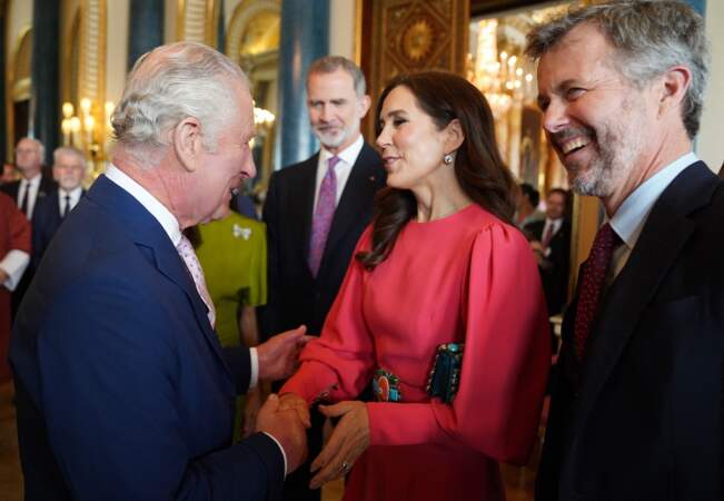 Réception à Buckingham Palace à la veille du couronnement : le roi Charles III avec le prince Frederik et la princesse Mary du Danemark