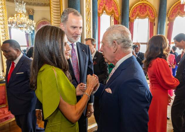 Réception à Buckingham Palace à la veille du couronnement : le roi Charles III avec le roi Felipe et la reine Laetizia d'Espagne