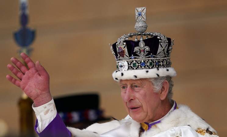 Le roi Charles III salue à Buckingham